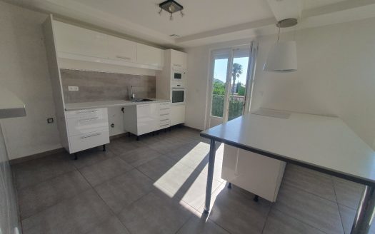 For sale 4-room apartment of 116sqm  with two parking spaces