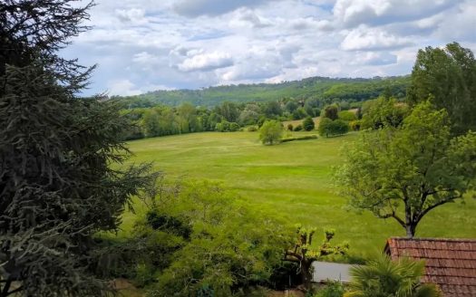 PERIGORD NOIR, LARGE HOUSE WITH POTENTIAL IN REMARKABLE SETTING