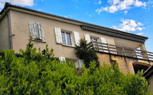PERIGORD NOIR, LARGE HOUSE WITH POTENTIAL IN REMARKABLE SETTING