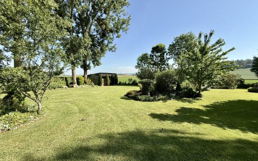 Spacious family home of 270 sqm – Large wooded garden of 2800 sqm