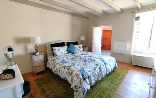VILLAGE HOUSE 123M² – GARDENS 370 M² – 2 BEDROOMS – POTENTIAL +85M²