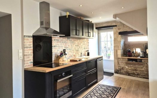 VILLAGE HOUSE 123M² – GARDENS 370 M² – 2 BEDROOMS – POTENTIAL +85M²