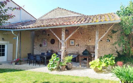 VILLAGE HOUSE 123M² – GARDENS 370 M² – 2 BEDROOMS – POTENTIAL +85M²