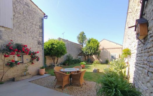 VILLAGE HOUSE 123M² – GARDENS 370 M² – 2 BEDROOMS – POTENTIAL +85M²