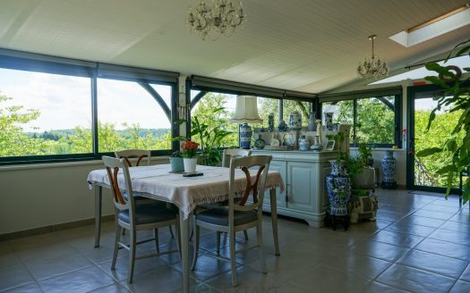 Elegant villa nestled on the heights of the village of Brantome.