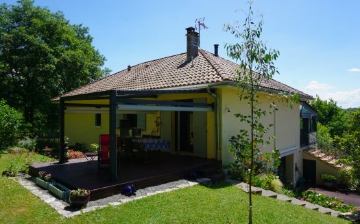 Elegant villa nestled on the heights of the village of Brantome.