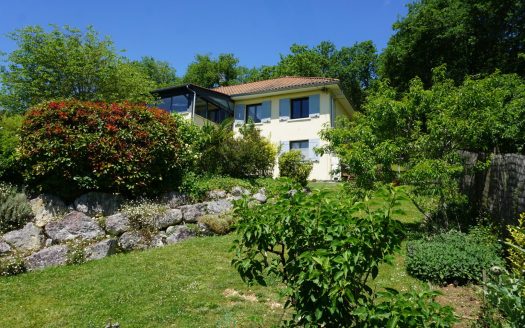 Elegant villa nestled on the heights of the village of Brantome.