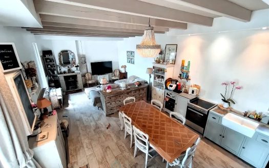QUIET, 5 MINUTES FROM THE SHOPING AREA, CHARMING HOUSE WITH SWIMMING POOL