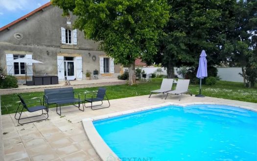 QUIET, 5 MINUTES FROM THE SHOPING AREA, CHARMING HOUSE WITH SWIMMING POOL AND DEPENDENCIES