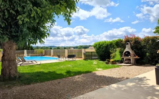 QUIET, 5 MINUTES FROM THE SHOPING AREA, CHARMING HOUSE WITH SWIMMING POOL