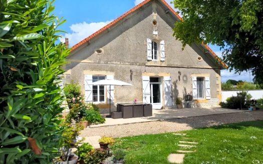 QUIET, 5 MINUTES FROM THE SHOPING AREA, CHARMING HOUSE WITH SWIMMING POOL