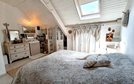 QUIET, 5 MINUTES FROM THE SHOPING AREA, CHARMING HOUSE WITH SWIMMING POOL AND DEPENDENCIES