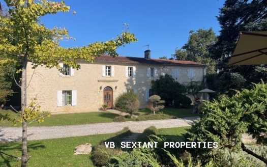 Charm and Authenticity, Country house with swimming pool and outbuildings