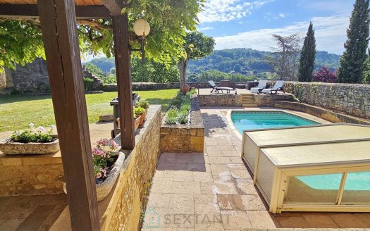 In the Bastide de Domme, a superb property on a 1017sqm plot with a view.