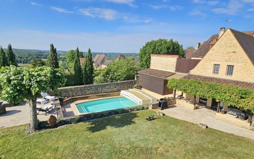 In the Bastide de Domme, a superb property on a 1017sqm plot with a view.