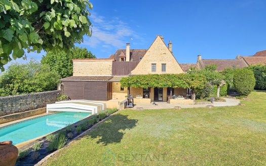 In the Bastide de Domme, a superb property on a 1017sqm plot with a view.