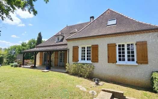 In Gourdon, a 304 sqm house in a quiet location at the end of a cul-de-sac on a superb flat plot of 2300 sqm.