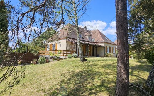 In Gourdon, a 304 sqm house in a quiet location at the end of a cul-de-sac on a superb flat plot of 2300 sqm.