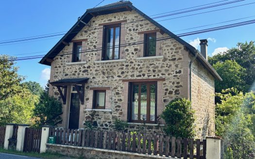 Lovely Family home, 3 bedrooms, Lovely garden. 1835 sqm and double garage.