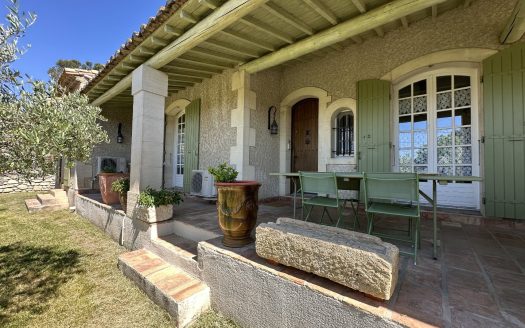 4 bedroom Provencal villa with swimming pool, garage and quiet location