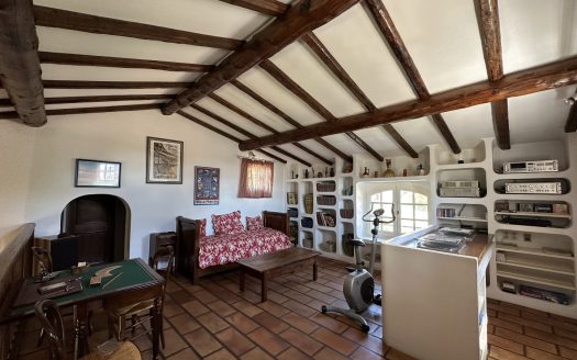 4 bedroom Provencal villa with swimming pool, garage and quiet location