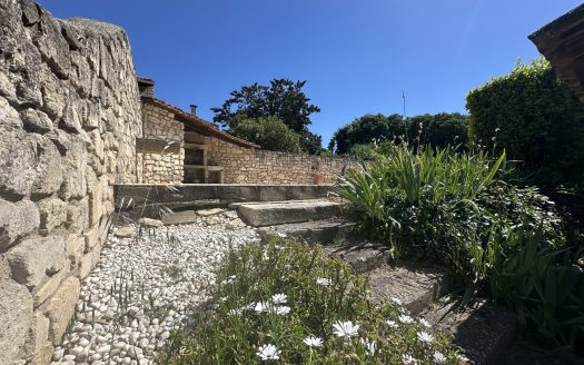 4 bedroom Provencal villa with swimming pool, garage and quiet location