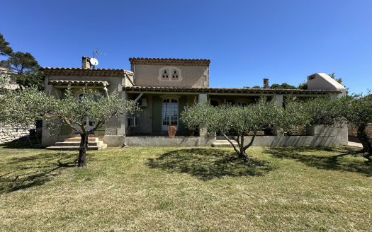 4 bedroom Provencal villa with swimming pool, garage and quiet location