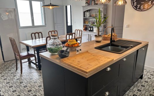 Beautifuuly renovated detached property; 4 bedrooms with 2 bathrooms, balcony and garden. 471 sqm