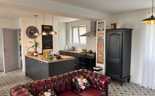 Beautifuuly renovated detached property; 4 bedrooms with 2 bathrooms, balcony and garden. 471 sqm