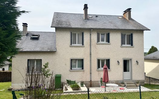 Beautifuuly renovated detached property; 4 bedrooms with 2 bathrooms, balcony and garden. 471 sqm