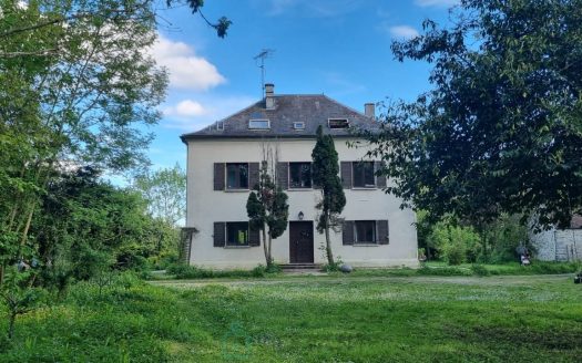 Here is a former hunting lodge located 20 minutes from Provins and Melun, 35 minutes from Fontainebleau, and 10 minutes from the A5 motorway entrance.