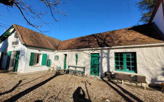 FOR SALE – COUNTRY HOUSE WITH TWO ACCOMMODATIONS – PEACE, CHARM & POTENTIAL