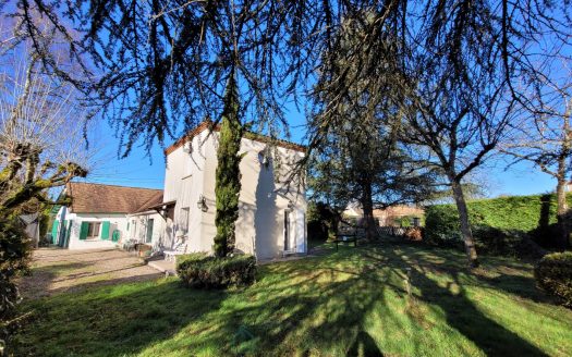 FOR SALE – COUNTRY HOUSE WITH TWO ACCOMMODATIONS – PEACE, CHARM & POTENTIAL