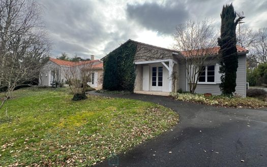 West Bergerac, beautiful ground-floor house, 5/6 bedrooms, 3 bathrooms and toilets, nice living space, office/workshop, garage, spa, landscaped land and quiet environment