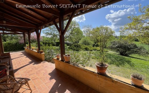 Large family-house with a view on countryside and village, 4 bedrooms, parc, terrasse, barbecue, bars and shops walking distance