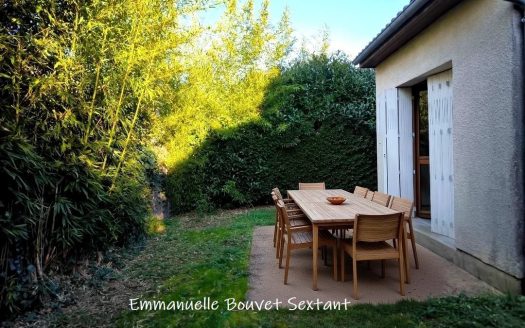 Bergerac, close to town centre, quiet environment, house with small garden, garage, cellar, 3 bedrooms, 2 bathrooms