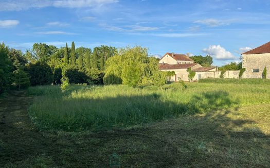 Passive estate on 1.2 hectares, food and water autonomy, ideal for living and working