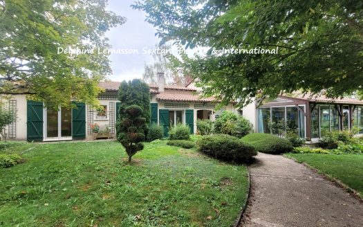 Nature lovers – Beautiful country property near Issigeac with lake, heated pool, mature grounds and outbuildings