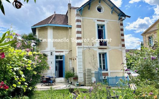 Beautiful large bourgeois mansion from 19th century, town center, all comodities walking distance, garden, terraces, garage