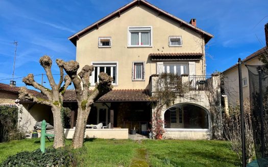 Bergerac, large and charming town house close to city-centre, amenities, river, 5 bedrooms