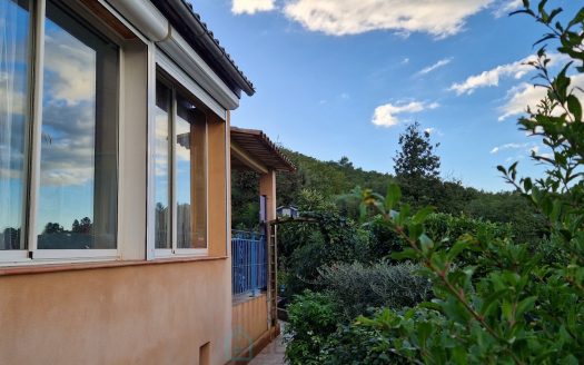 Single-storey 3-room villa with heated swimming pool and spa