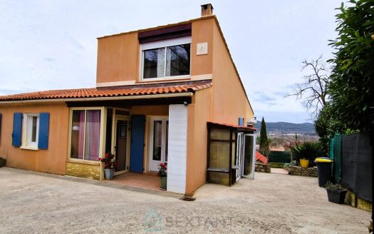 Single-storey 3-room villa with heated swimming pool and spa