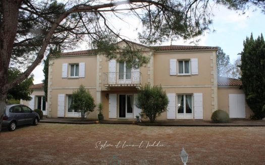 CONTEMPORARY HOUSE OF 211 M² ON A PLOT OF 4,032 M² WITH GARAGE