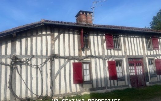 Charm and authenticity for this Landes house in the heart of a village