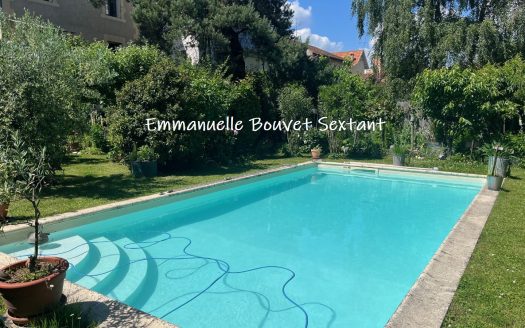 Rare in the town of Bergerac, nice quarter, charming city house, 5 bedrooms, 2 bathrooms, garden, pool and garage