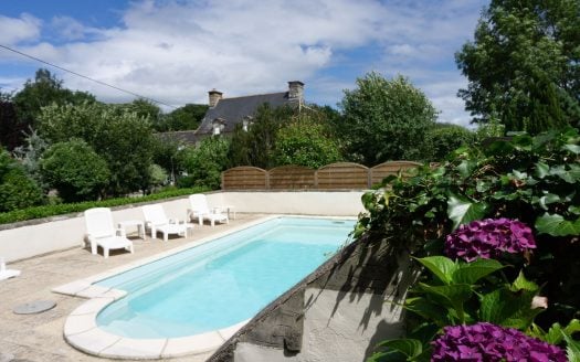 Charming home and income on 1.6 hectares