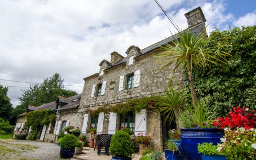 Brittany lifestyle property with large gîte, pool and 1.6 hectares – home and income near Pontivy