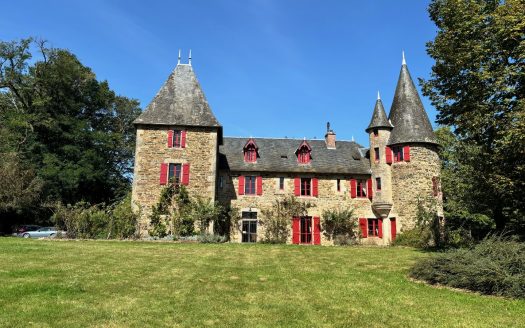 Beautifull Castle hidden in the countryside, 12 bedrooms plus 3 independent gites, Lake, Orchard on over 12 hectares land.