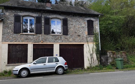Semi-detached house, 1 bedroom, garden behind, Two large garages.