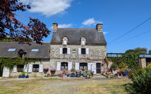 Charming home and income on 1.6 Hectares